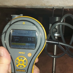 fuktmätning i krypgrund med mätinstrument islaget i bjälklag